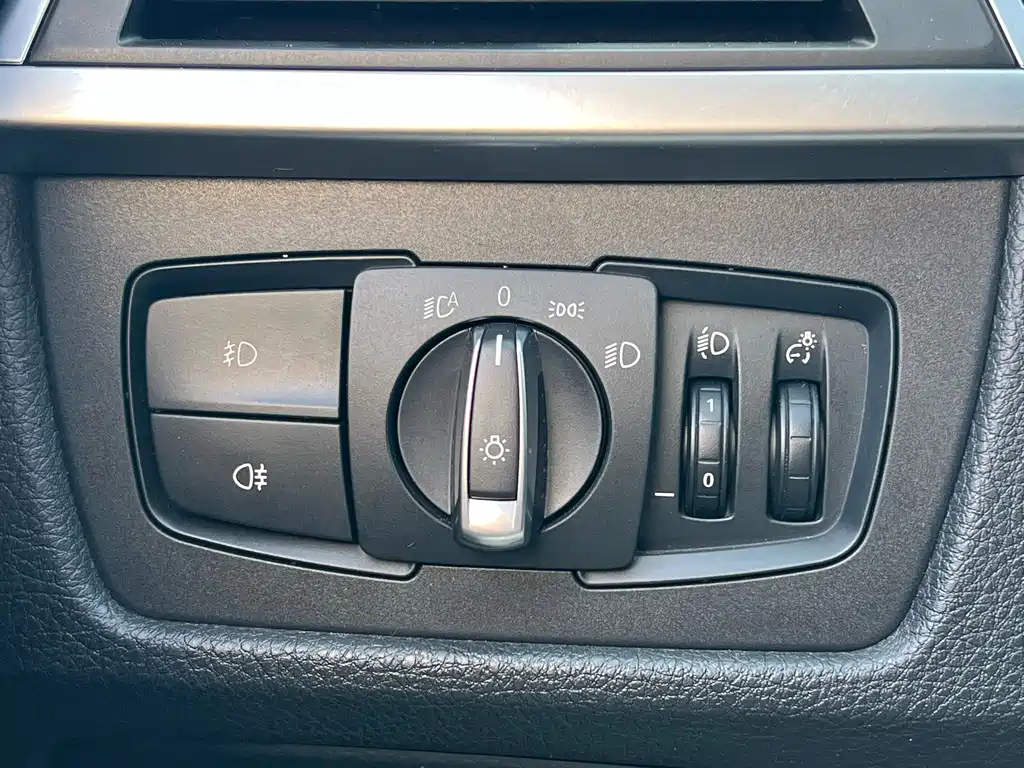 BMW 3 Series 2018 — фото 17