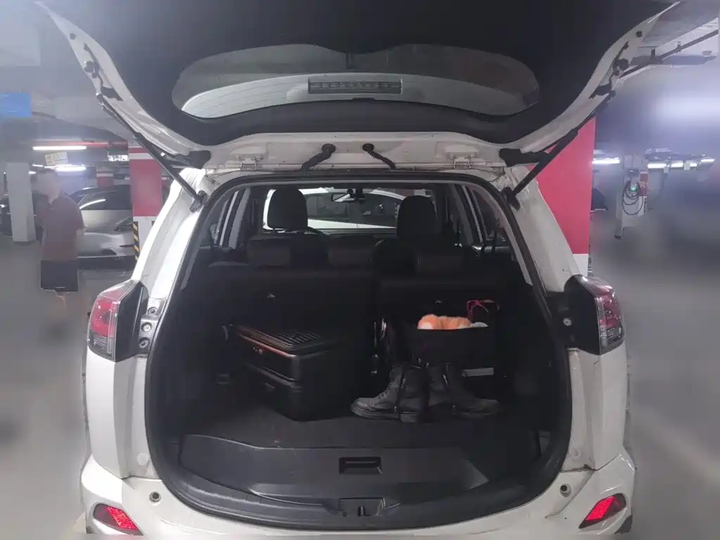 Toyota RAV4 2019 — фото 10