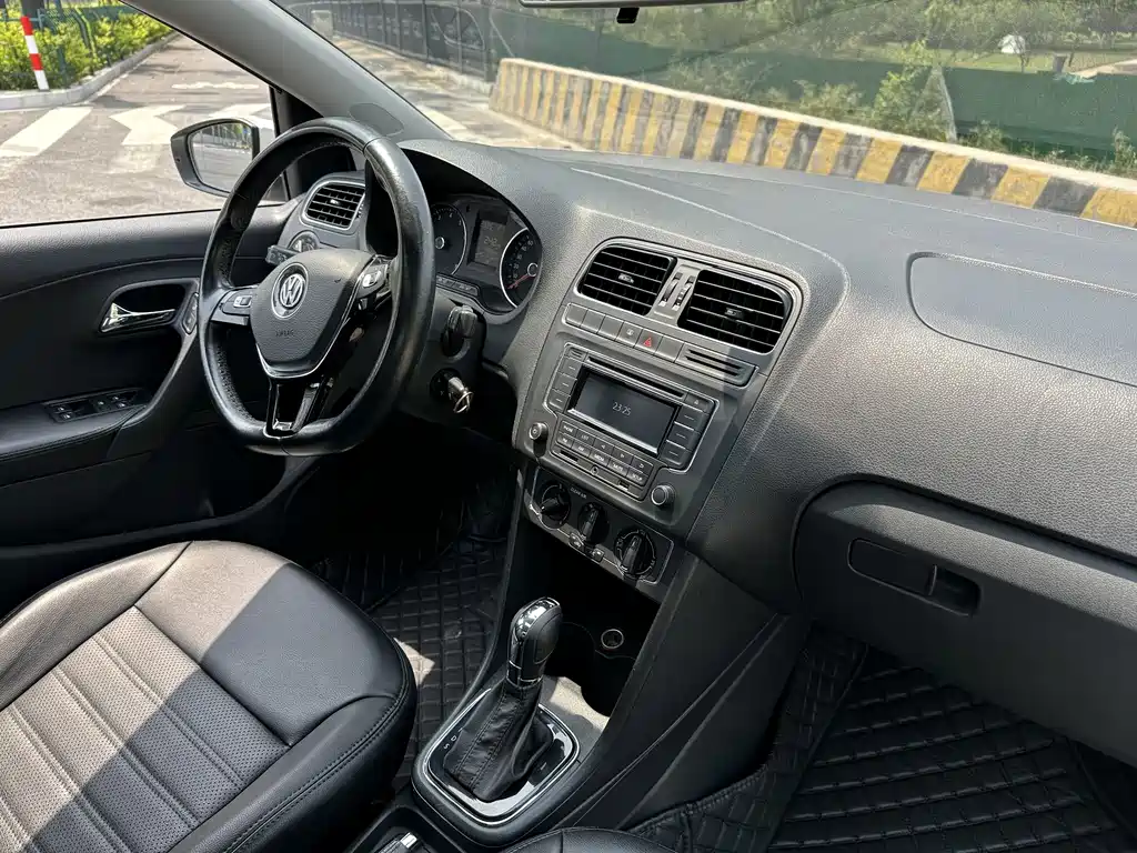 Volkswagen Polo 2017 — фото 14