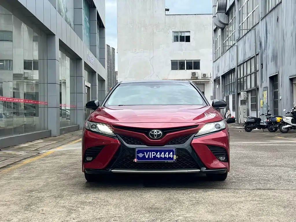 Toyota Camry 2018 — фото 2