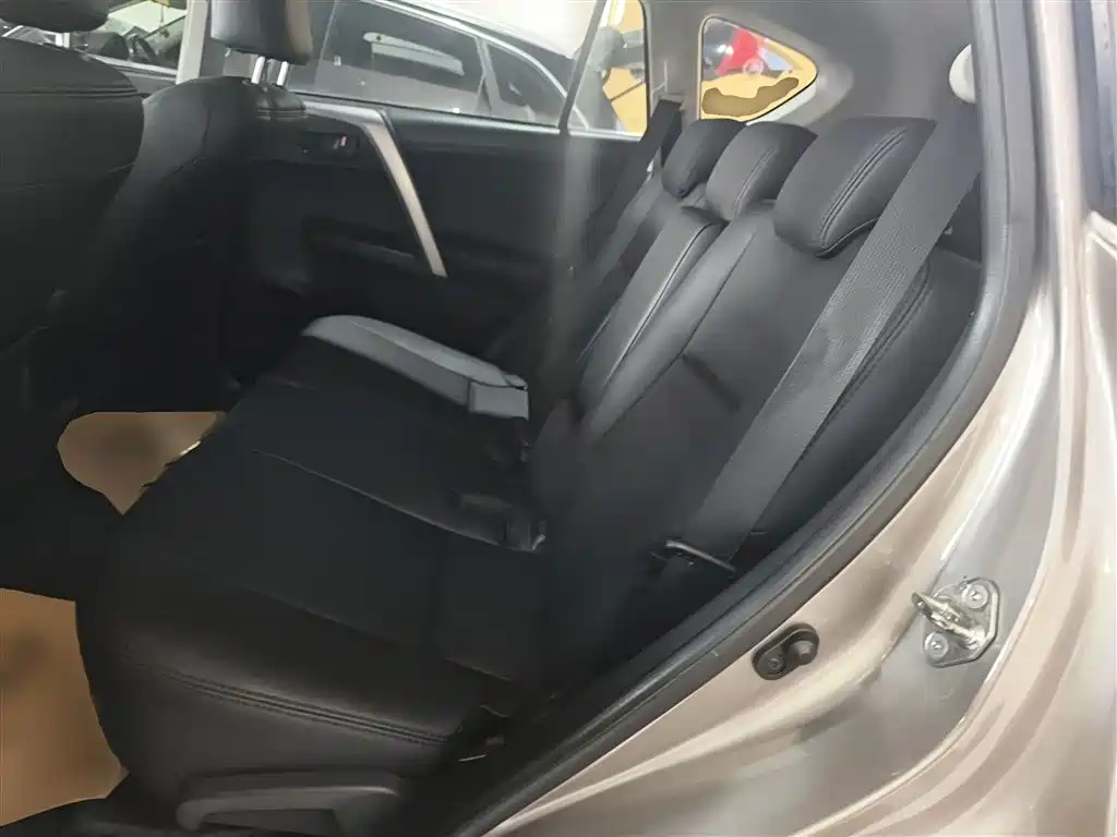 Toyota RAV4 2017 — фото 13