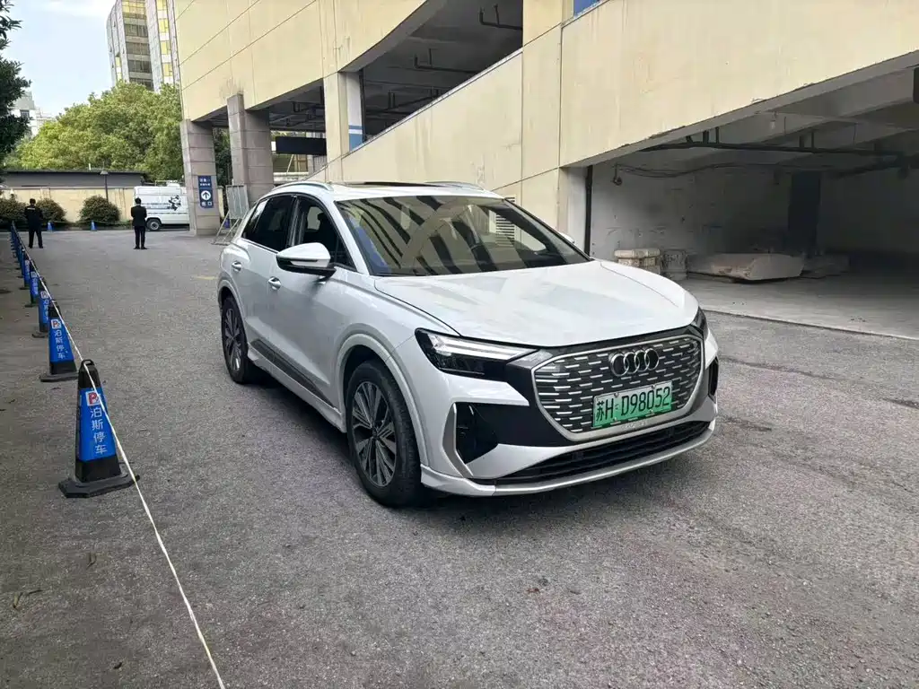 Audi Q4 e-tron 2023 — фото 3