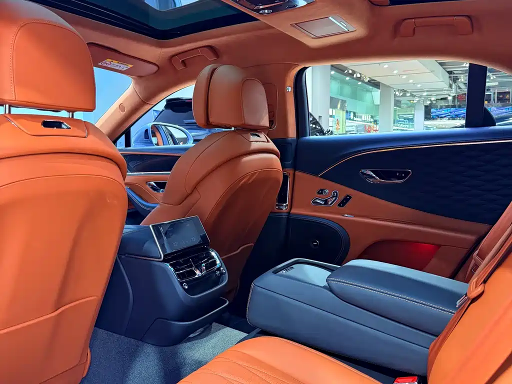Bentley Flying Spur 2024 — фото 15