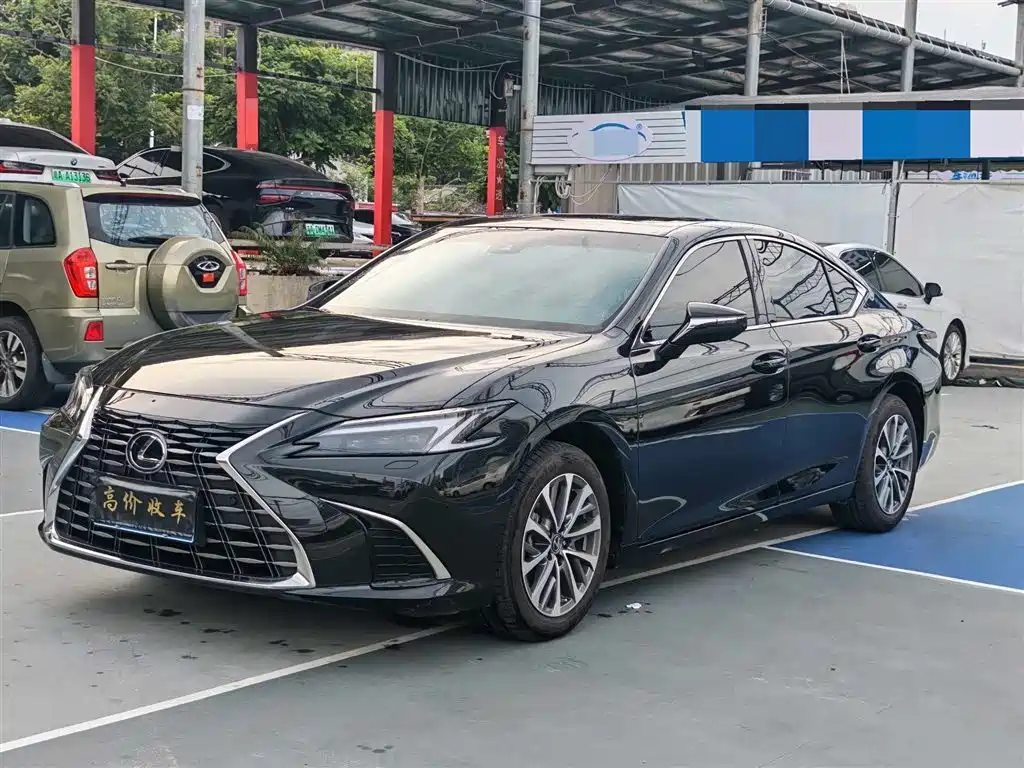 Lexus ES 2025