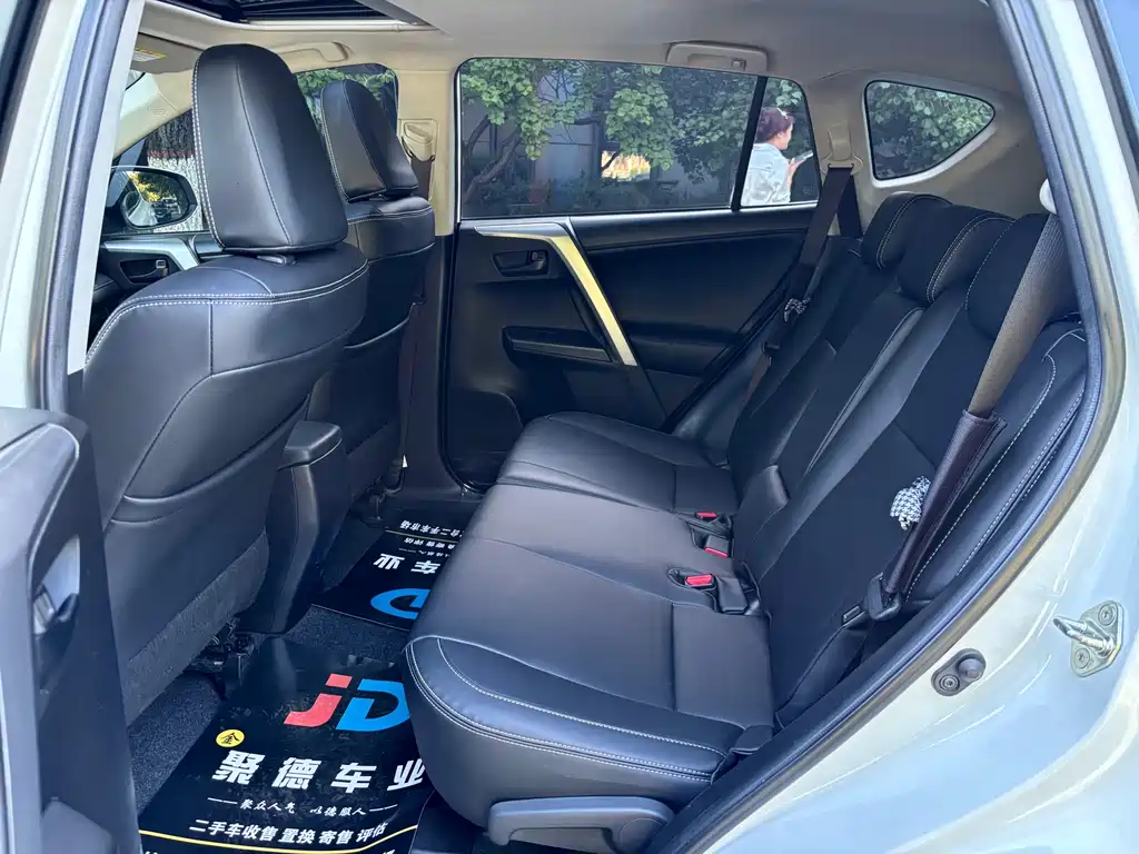 Toyota RAV4 2016 — фото 13