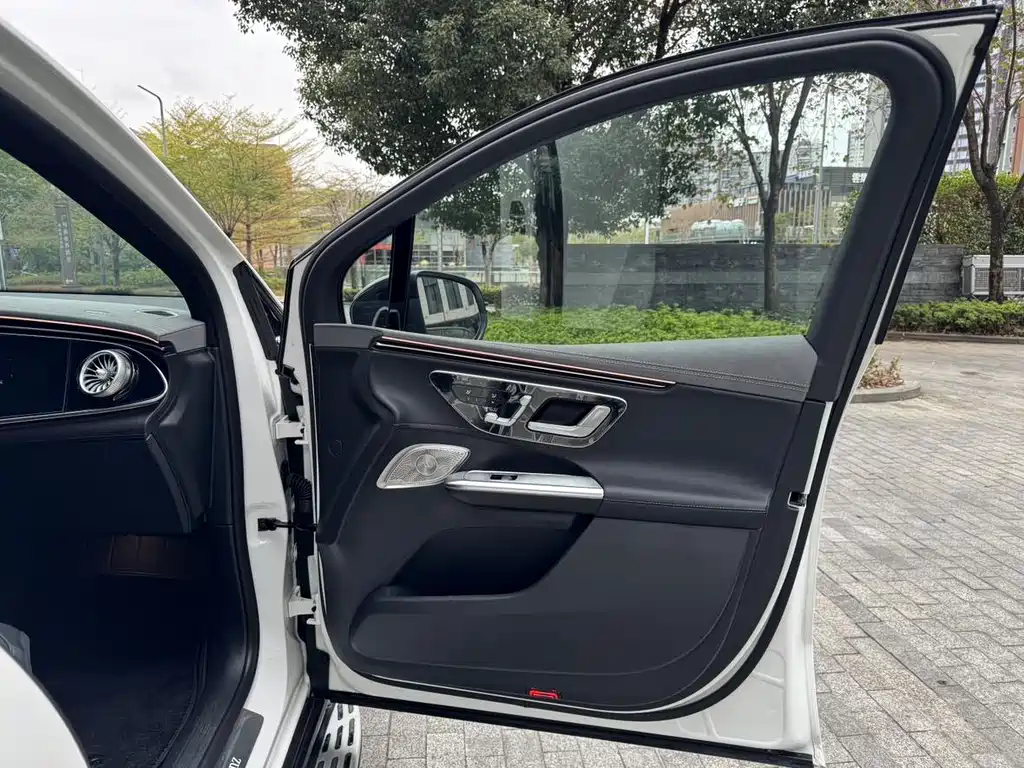 Mercedes-Benz EQE SUV 2025 — фото 11