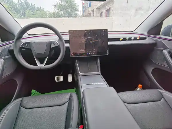 Tesla Model Y 2025