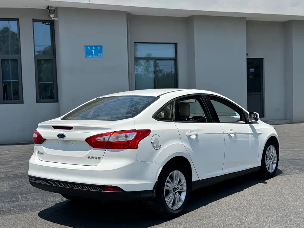 Ford Focus 2013 — фото 10