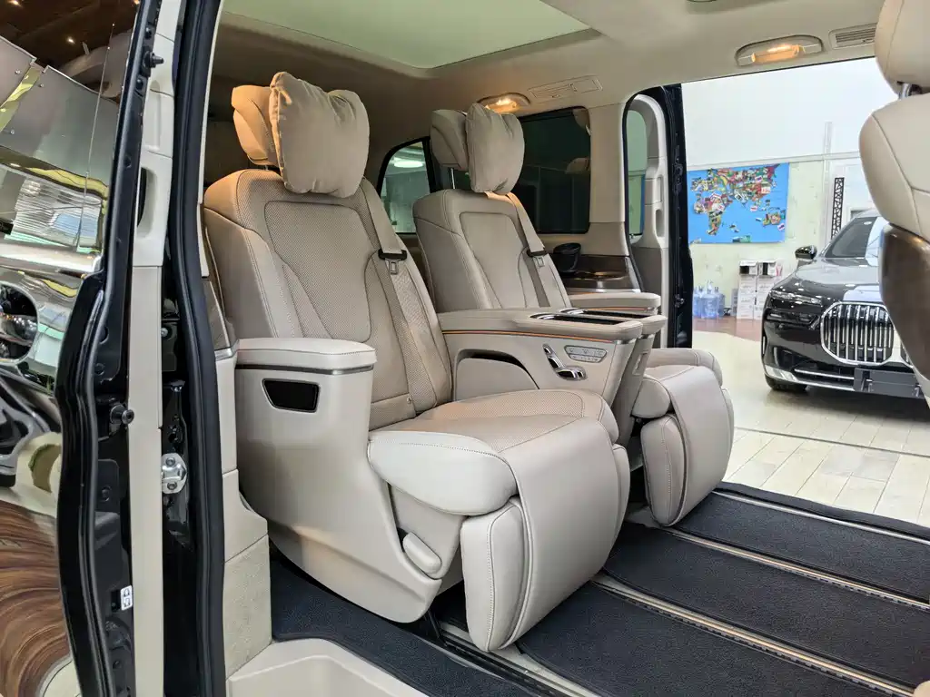 Mercedes-Benz V-Class 2024 — фото 13
