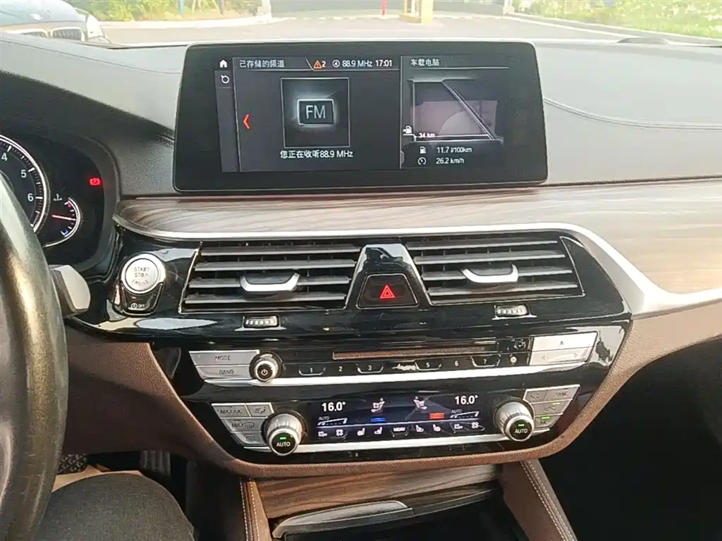 BMW 5 Series 2018 — фото 13