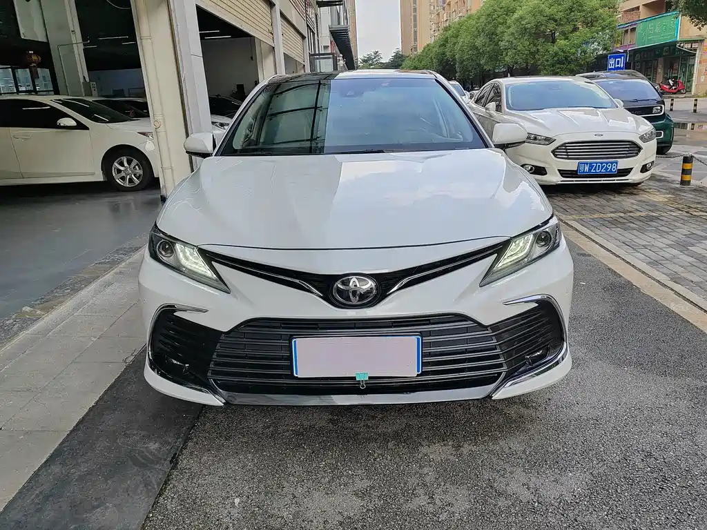 Toyota Camry 2022 — фото 2