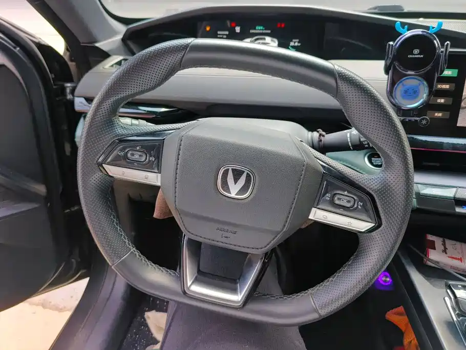Changan UNI-V Smart Electric Idd 2024 — фото 15
