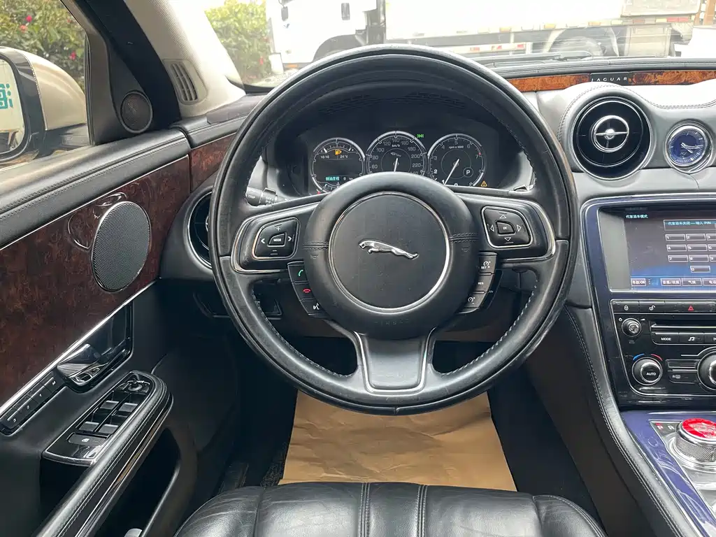 Jaguar XJ 2013 — фото 15