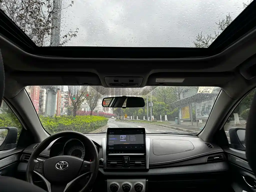 Toyota Yaris L 2015 — фото 12
