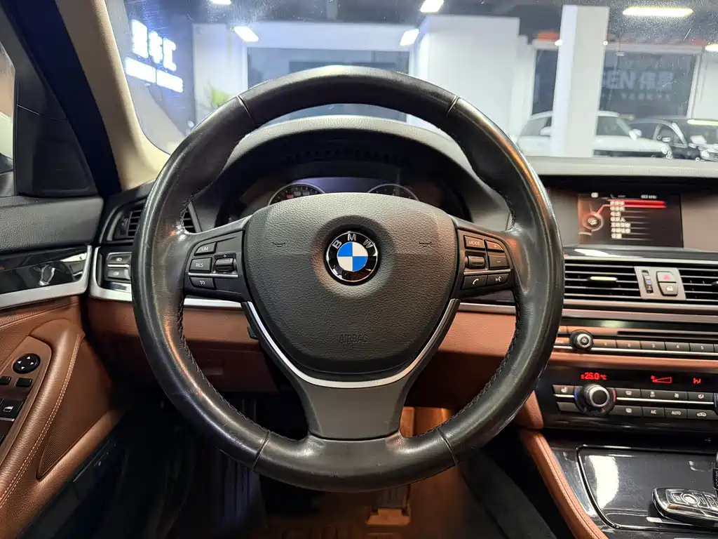 BMW 5 Series 2017 — фото 8