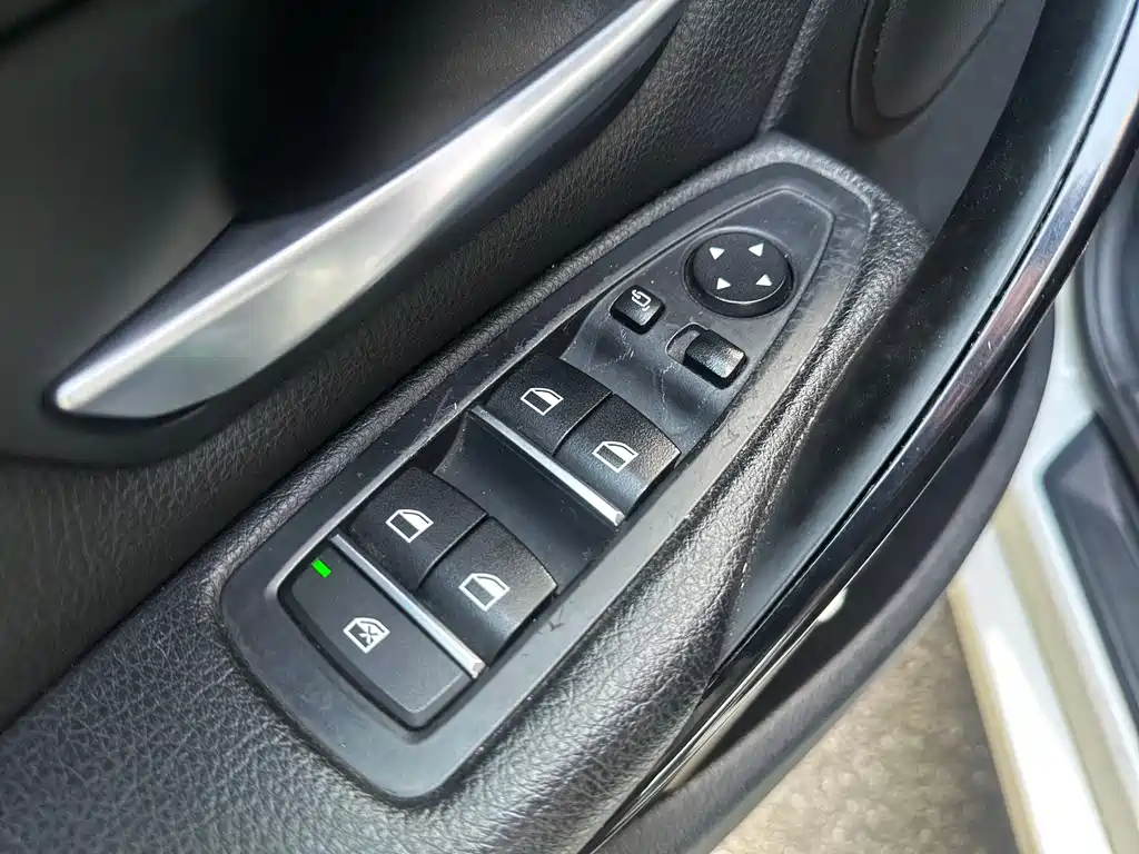 BMW 3 Series 2017 — фото 12