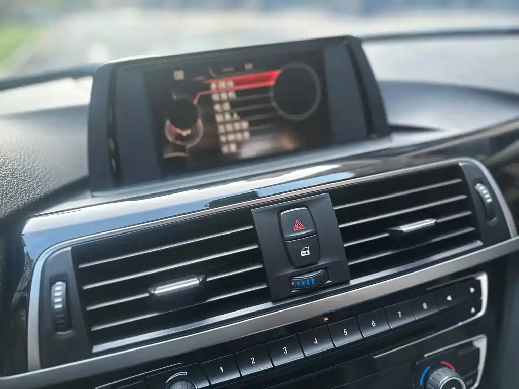BMW 3 Series 2017 — фото 16
