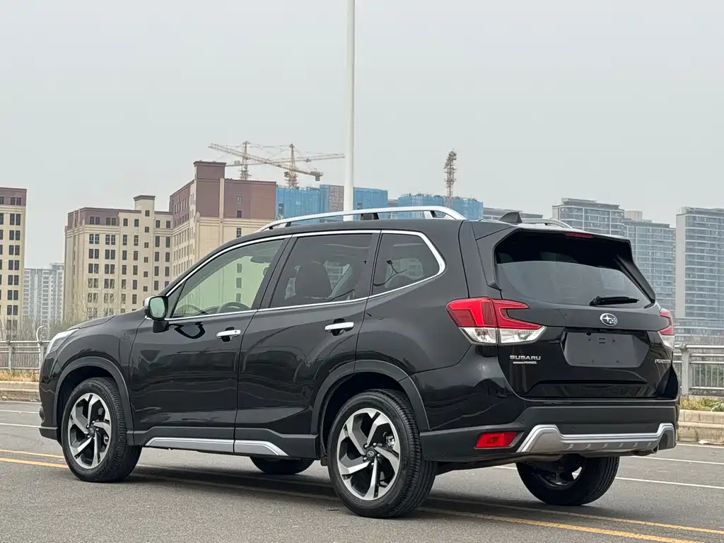 Subaru Forester 2023 — фото 8
