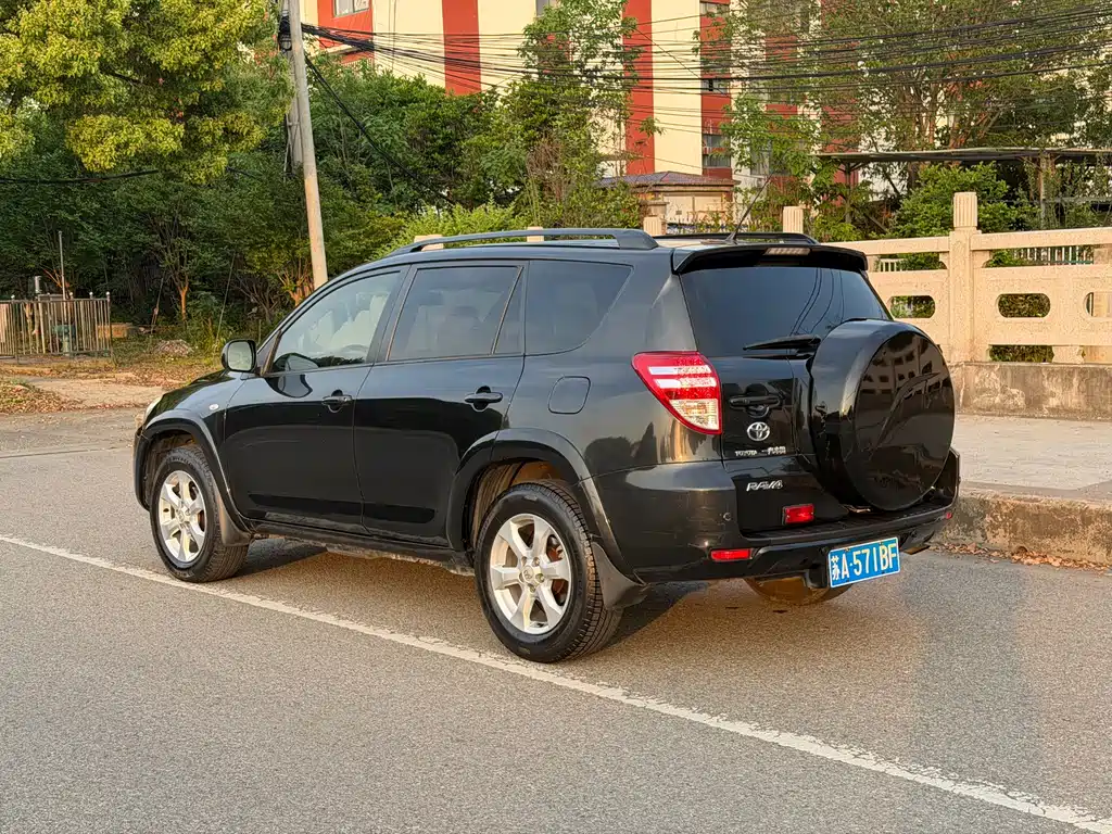Toyota RAV4 2010 — фото 4