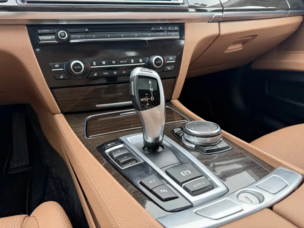 BMW 7 Series 2015 — фото 16
