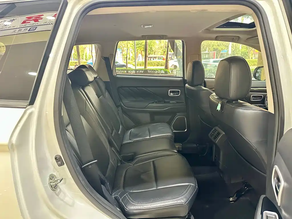 Mitsubishi Outlander 2020 — фото 11