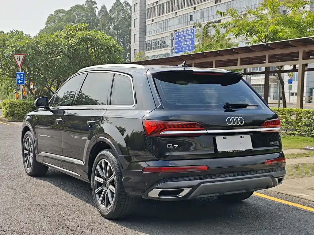 Audi Q7 2021 — фото 16