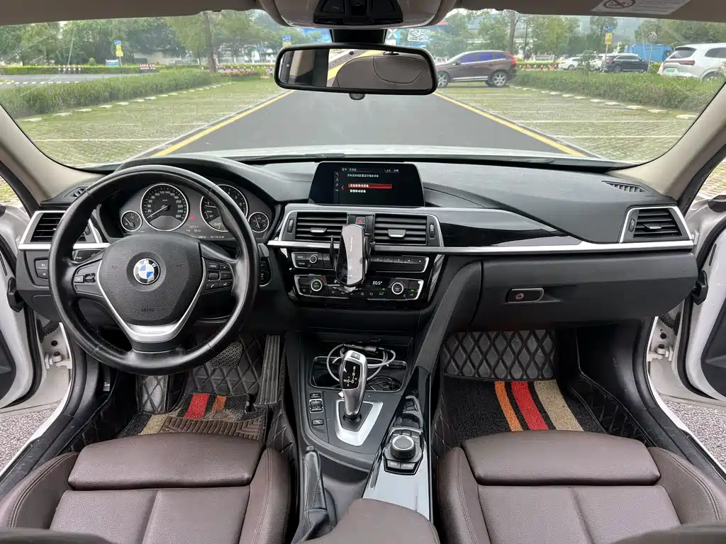 BMW 3 Series 2018 — фото 13