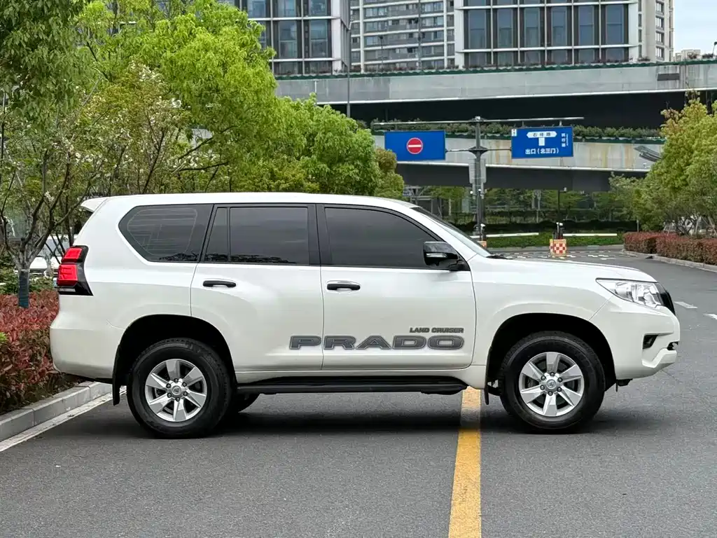 Toyota Prado 2023 — фото 7
