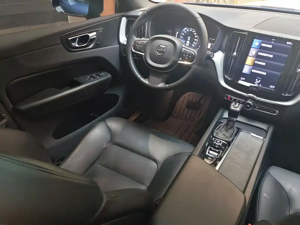 Volvo XC60 2020 — фото 12