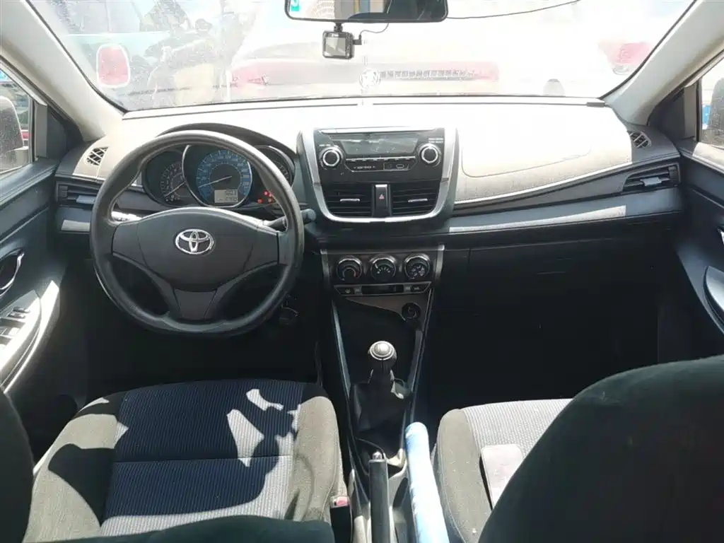 Toyota Yaris L 2015 — фото 10