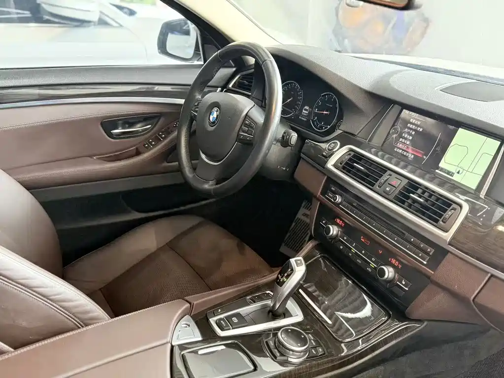 BMW 5 Series 2015 — фото 10