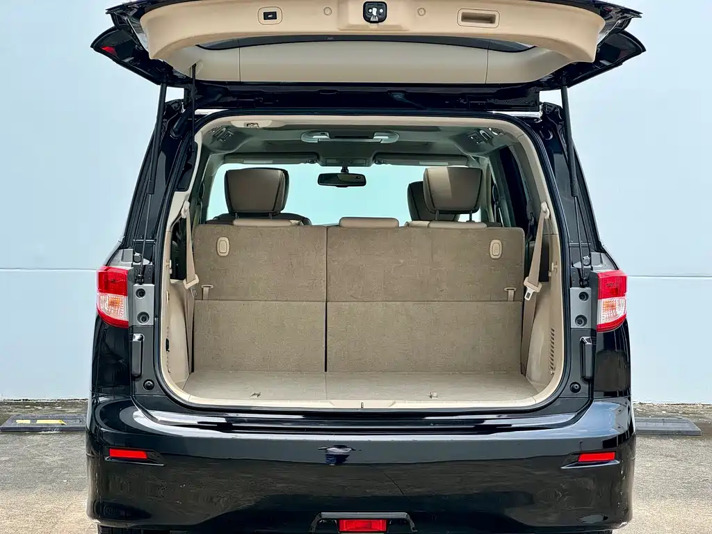 Nissan Quest 2017 — фото 11