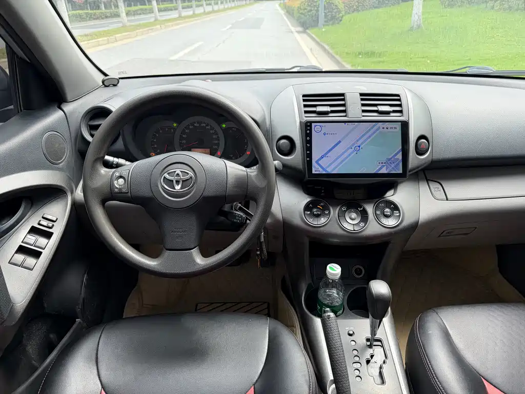 Toyota RAV4 2010 — фото 10