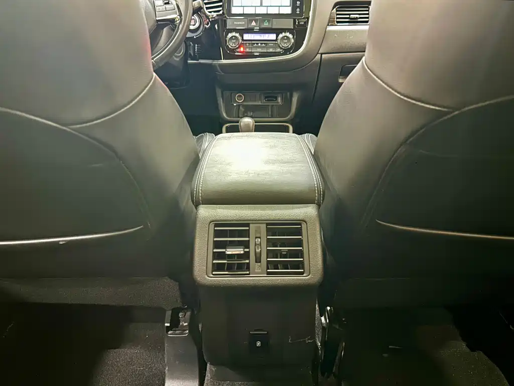 Mitsubishi Outlander 2020 — фото 16