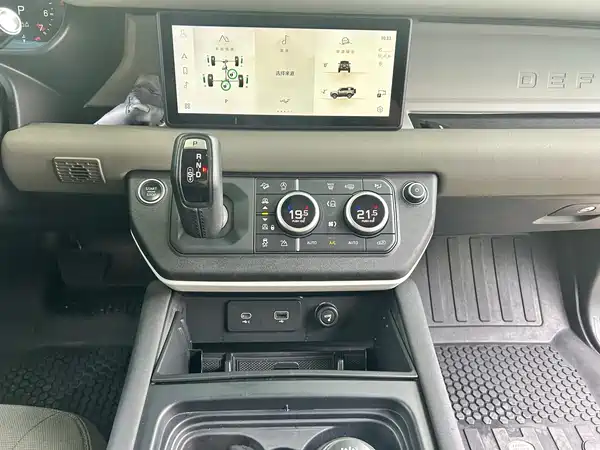 Land Rover Defender 2021