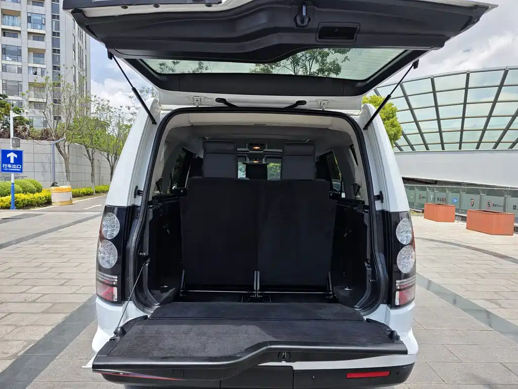 Land Rover Discovery 2015 — фото 12