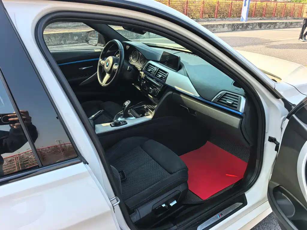 BMW 3 Series 2018 — фото 13