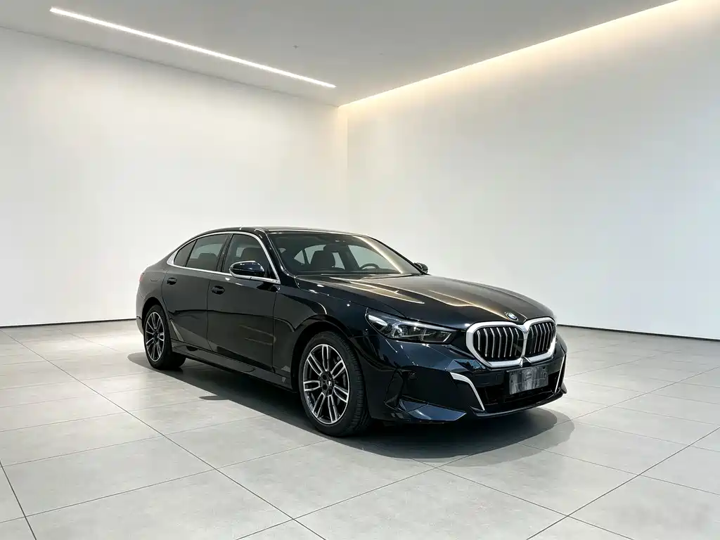 BMW 5 Series 2025 — фото 1