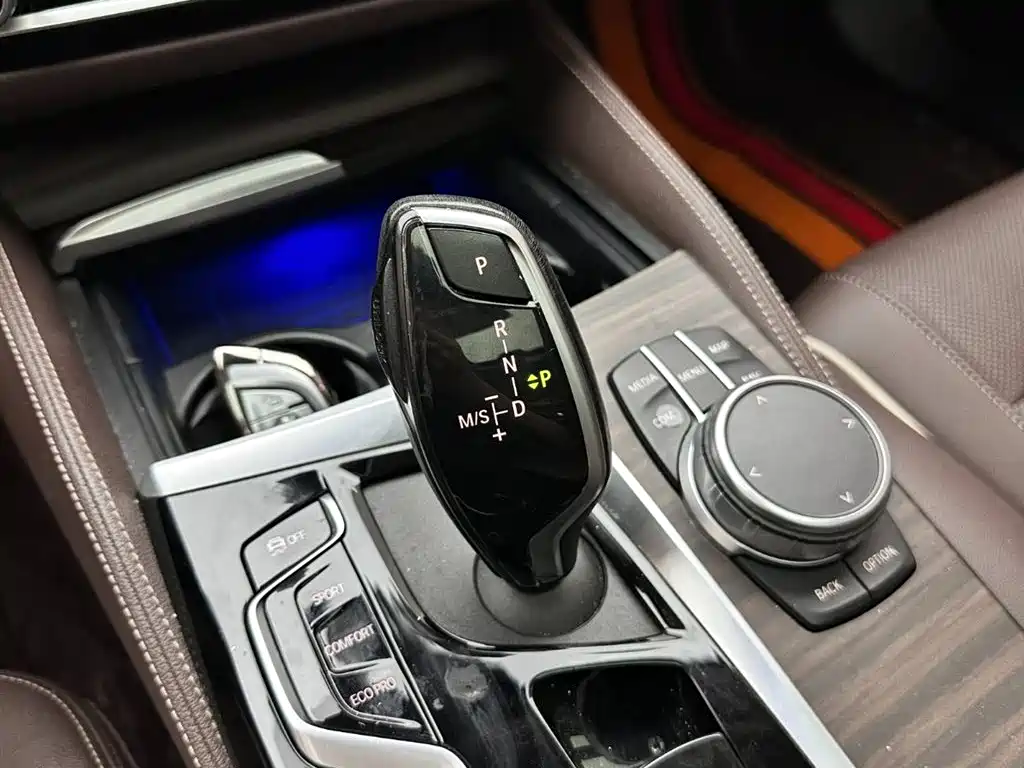 BMW 5 Series 2020 — фото 16