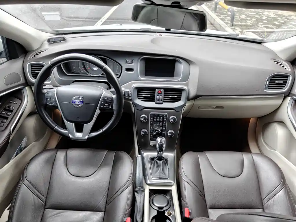 Volvo V40 2015 — фото 4