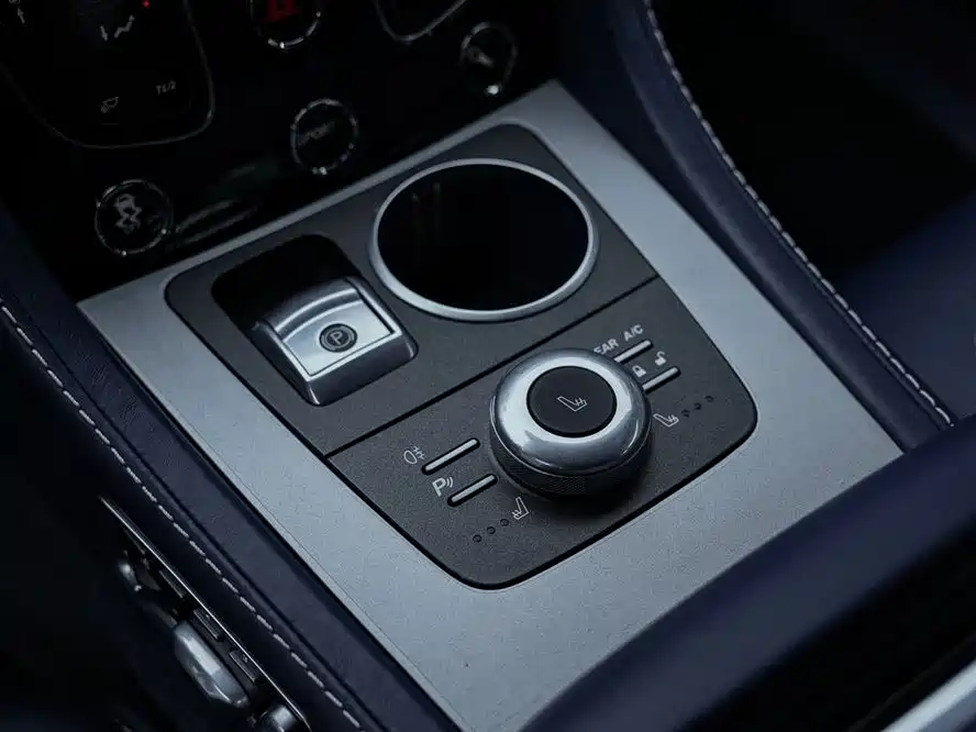 Aston Martin Rapide 2017 — фото 18