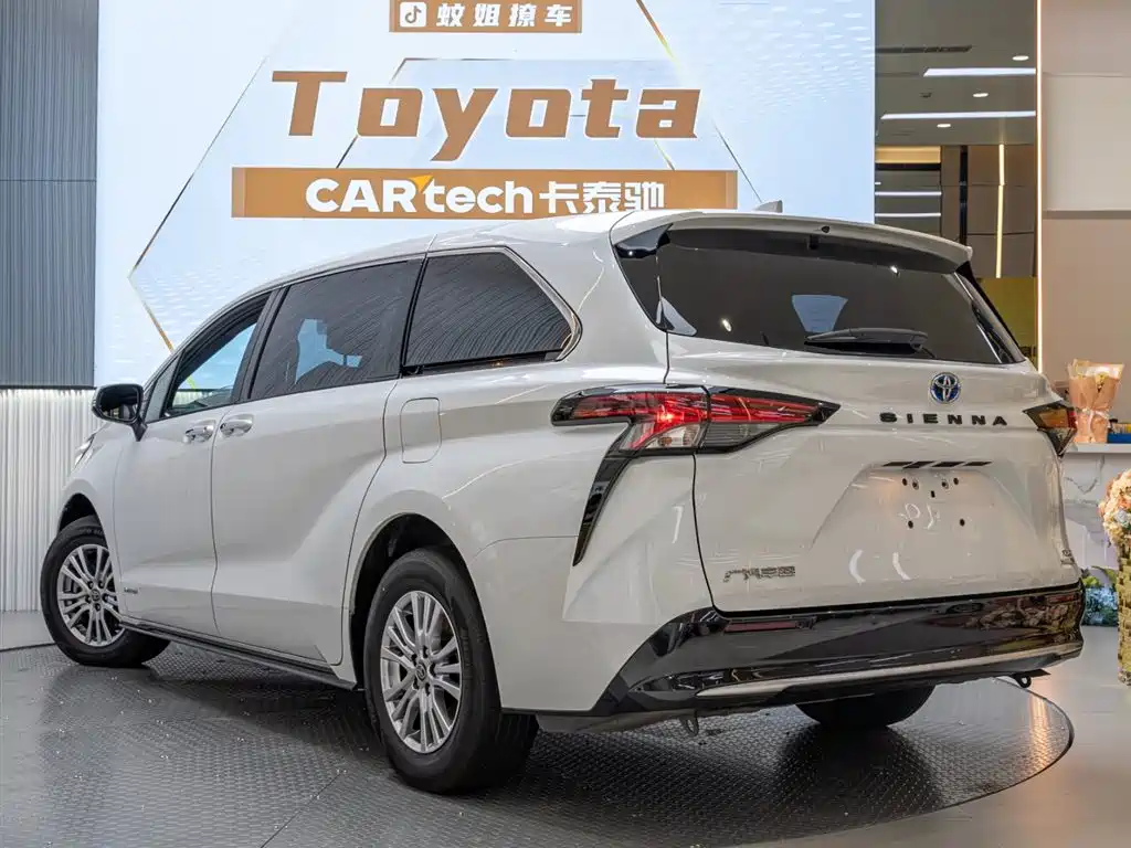 Toyota Sienna 2022 — фото 11