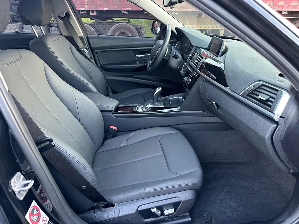 BMW 3 Series 2017 — фото 17