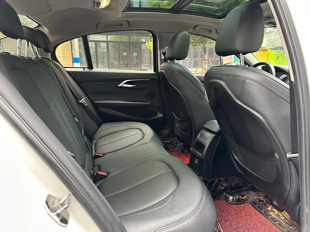 BMW 1 Series 2018 — фото 10