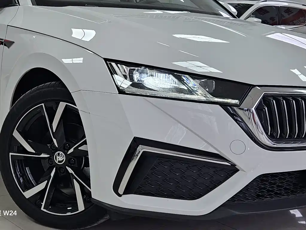 Skoda Octavia 2023 — фото 2