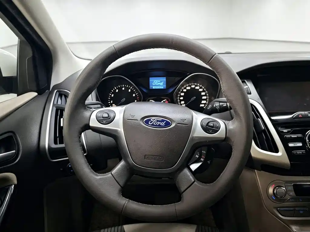 Ford Focus 2014 — фото 9
