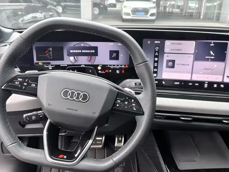 Audi Q4 e-tron 2023 — фото 11