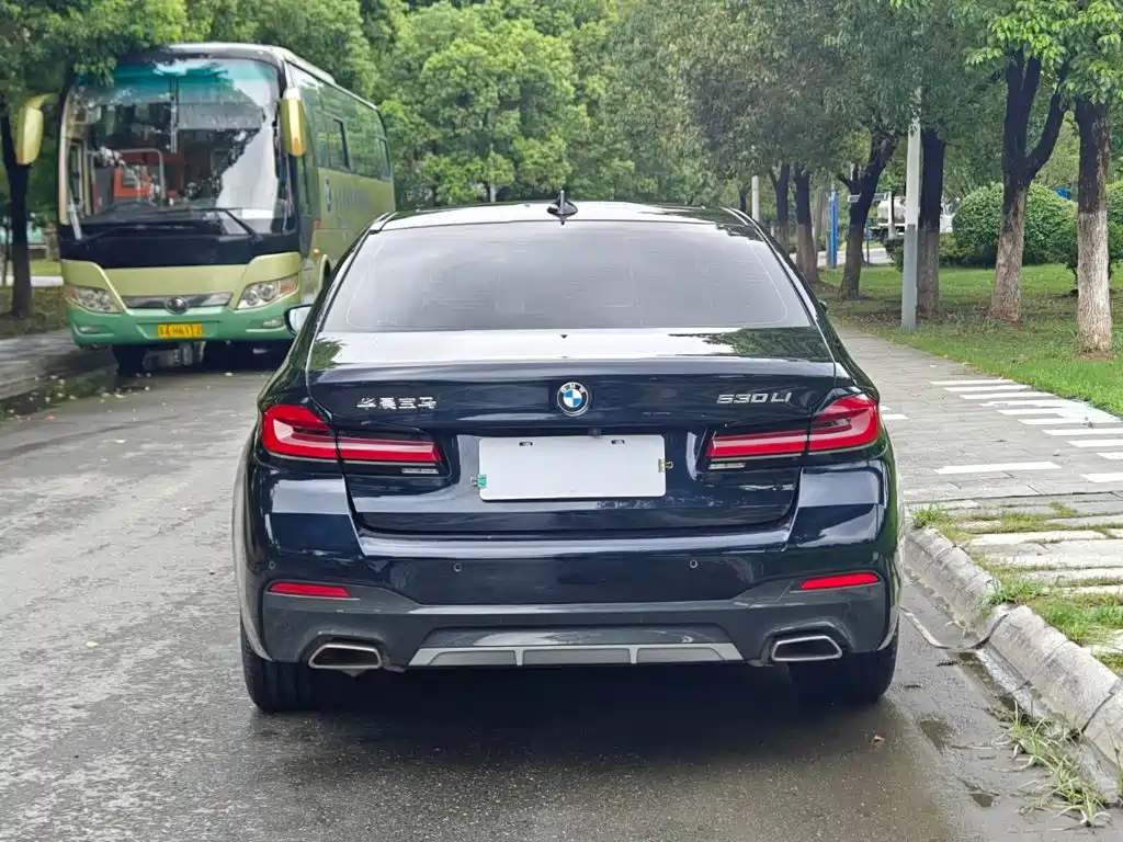 BMW 5 Series 2022 — фото 11