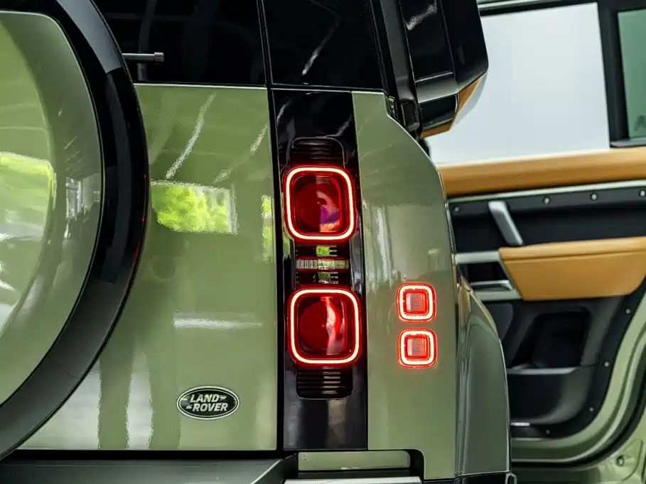 Land Rover Defender 2023 — фото 33