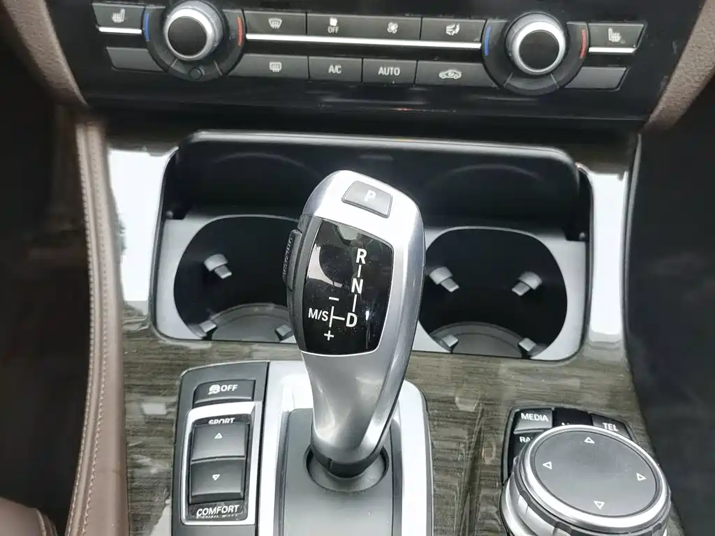 BMW 5 Series 2015 — фото 13